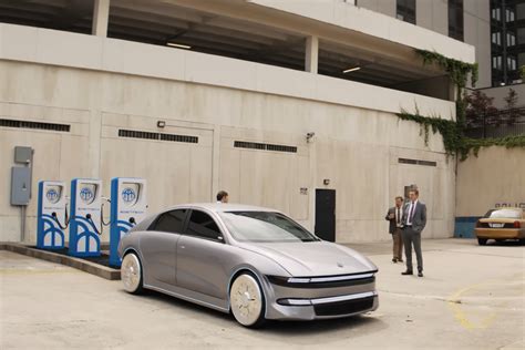 Mẫu xe điện viễn tưởng trong bộ phim The Naked Gun Ôtô ZNEWS VN