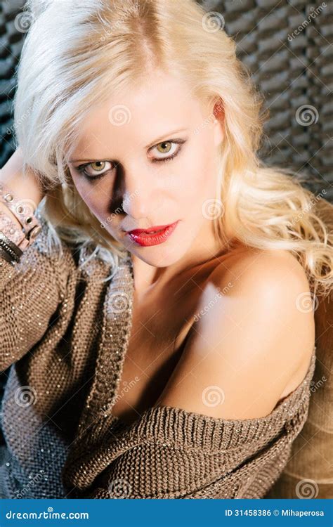 Sexy Blonde Vrouw Stock Foto Image Of Vitaliteit Portret 31458386