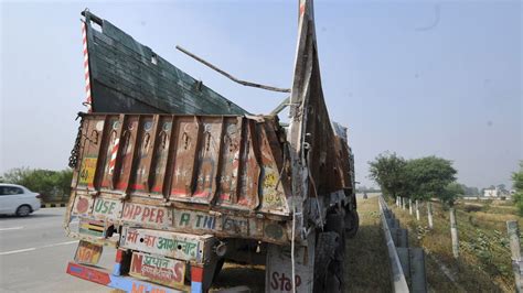 8 Killed As Bus Rams Into Truck On Yamuna Expressway In Ups Greater