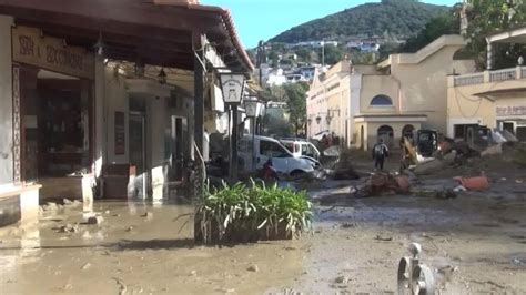 Frana Ischia Si Spala In Strada Per Rimuovere Fango E Detriti Youtube