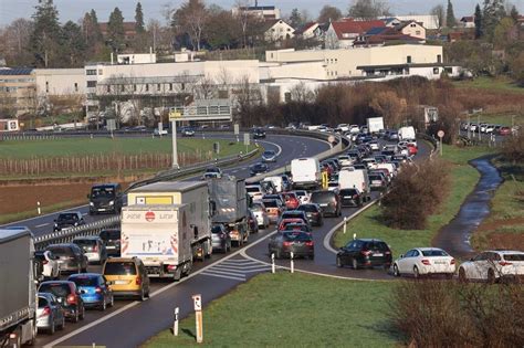 Stau Nach Unfall Auf B Bei Weinstadt Zusammensto Zwischen Auto Und