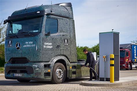 Lade Demonstration Mercedes Benz Eactros Zieht Sich Ein Megawatt