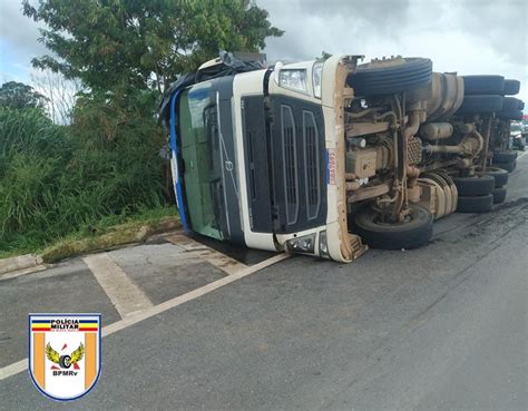 Motorista Perde Controle E Tomba Carreta Ao Fazer Uma Ultrapassagem Na