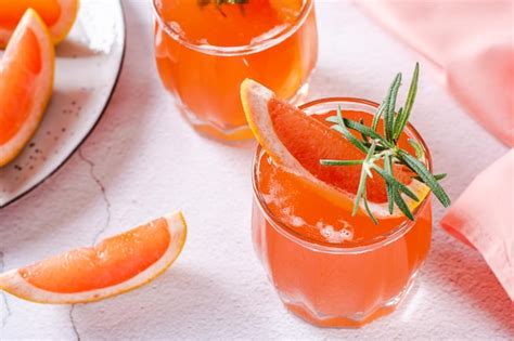 Seltzer Duro Con Soda De Pomelo Y Romero En Vasos Sobre La Mesa Foto