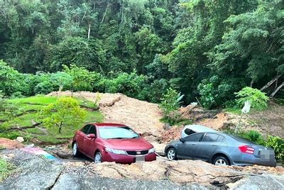 Tanah Runtuh Tiga Kereta Terjunam Penghuni Diarah Berpindah