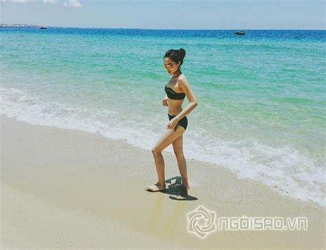 Hoa hậu Kỳ Duyên mặc bikini khoe dáng trên bãi biển