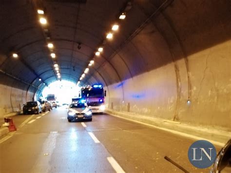 Ss Incidente Nel Tunnel Del Monte Barro Feriti E Traffico Deviato