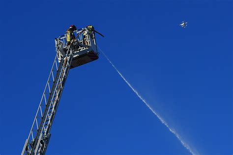 Fotos Al Menos Dos Muertos Y 17 Heridos En El Incendio De Una Nave