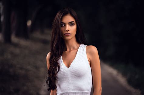 Обои girl beautiful cute brunette longhaired portrait на рабочий стол