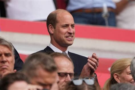 Le prince William très concentré dans les tribunes du match de l