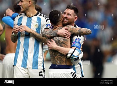 Argentiniens Lionel Messi Rechts Feiert Nach Dem Finale Der Fifa