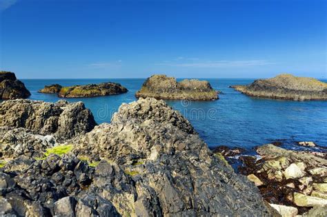 Agua Verde Esmeralda Viva En El Puerto De Ballintoy A Lo Largo De La