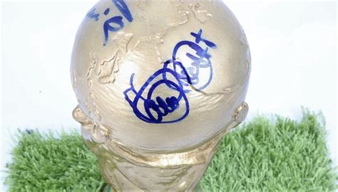 Coppa Del Mondo Replica Autografata Da Paolo Rossi E Claudio Gentile