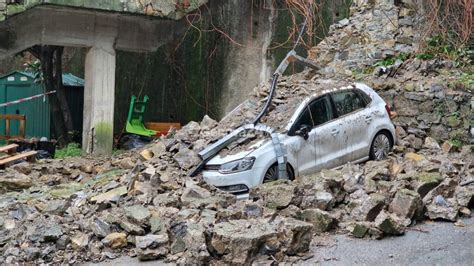 San Fruttuoso Crolla Il Muraglione Della Scala Esterna Di Una Scuola