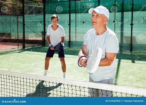 Mature Homme Et Jeune Homme Jouant Padel Court Photo Stock Image Du