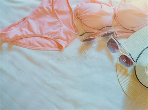 Vista Superiore Del Costume Da Bagno Del Bikini Degli Occhiali Da Sole