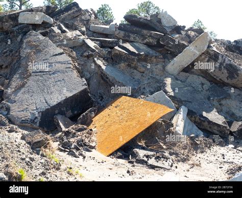 Masse Pile De D Bris De Route Ruble De D Molition De Route Site De