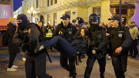 Russland Mehr Als 1 400 Festnahmen Bei Protesten Gegen