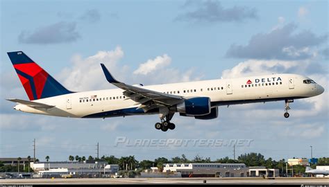 N6709 Delta Air Lines Boeing 757 232 WL Photo By Arun Baboolal ID