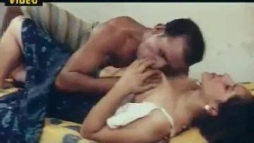 Elle adore se faire tripoter les tétons Porn