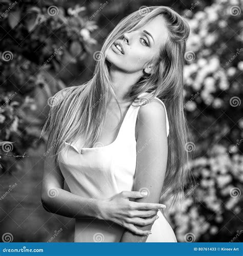 Portrait Extérieur Blanc Noir De Belle Jeune Femme Blonde Sexuelle Sur Le Fond De Nature Image