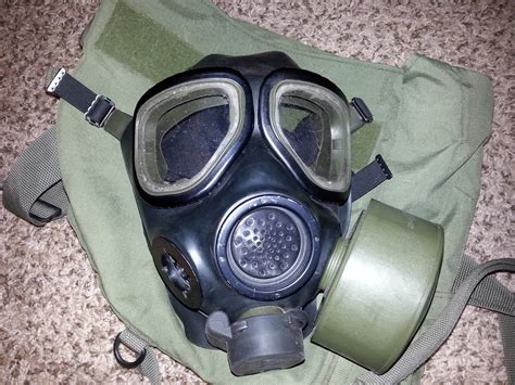 US M40 gas mask with carry bag, size medium - The Prepper Stop