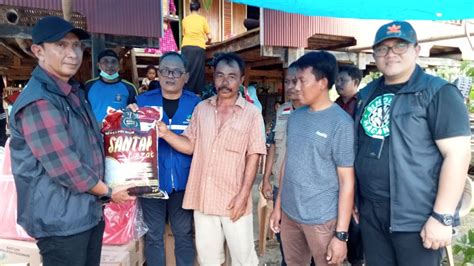 Pemprov Sulsel Salurkan Bantuan 1 Ton Beras Ke Korban Banjir Di