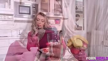 La méga MILF aux gros seins Amber Jayne se fait pilonner la chatte par le livreur GP