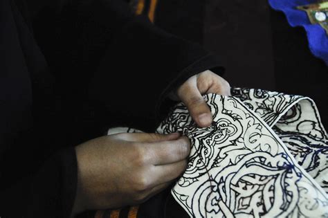 A Woman Embroiders The Belt To Hold The Traditional Jambia Flickr