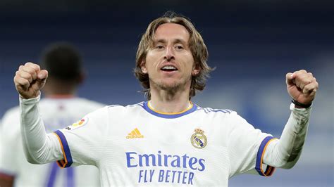 Soccer Luka Modric Prolonge Son Contrat Avec Le Real Madrid Jusqu En