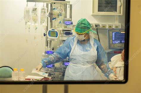 Intensive care unit - Stock Image - C049/9770 - Science Photo Library