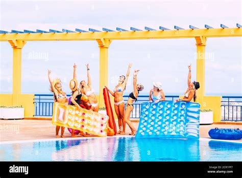 Bikini piscine extérieure women Banque de photographies et dimages à haute résolution Alamy