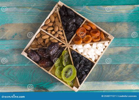Frutas Y Frutos Secos Variados En Un Soporte De Madera Imagen De