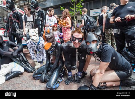 England London jährliche Gay Pride Parade Teilnehmer in Leder gekleidet Stockfotografie