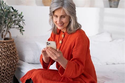 Retrato De Uma Mulher Mais Velha Usando Um Dispositivo Smartphone