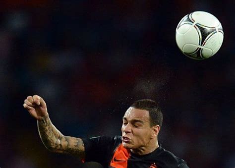 PSG Confirm Van Der Wiel Signing