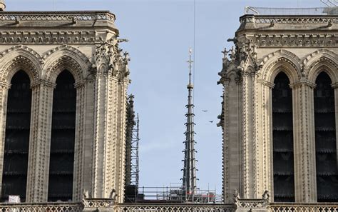 La flèche de Notre Dame de retour dans le ciel de Paris La blessure