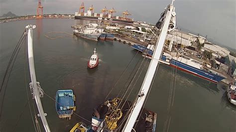 Maniobra De Atraque A Muelle Amarre De Barco Atunero A Puerto Youtube