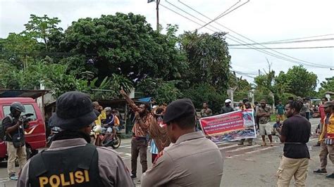 Demonstrasi Tolak Dob Dan Otsus Di Manokwari Massa Beri Kartu Merah Ke