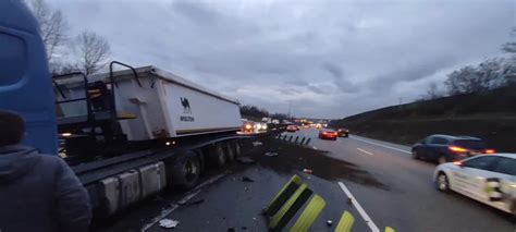 Korek na A4 Kierowca ciężarówki stracił panowanie nad pojazdem i