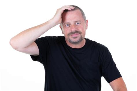 Retrato De Um Homem De Meia Idade Feliz E Bonito Sorrindo Com A Mão Nos