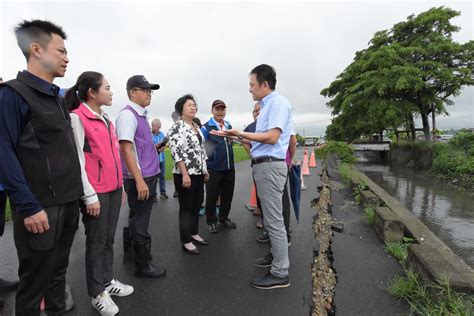 彰化縣政府全球資訊網 訊息中心 新聞訊息 致災性豪雨轟炸彰化秀水安東一排路面塌陷及護岸傾斜 王縣長現勘指示以最快的速度完成修復 保障行的安全