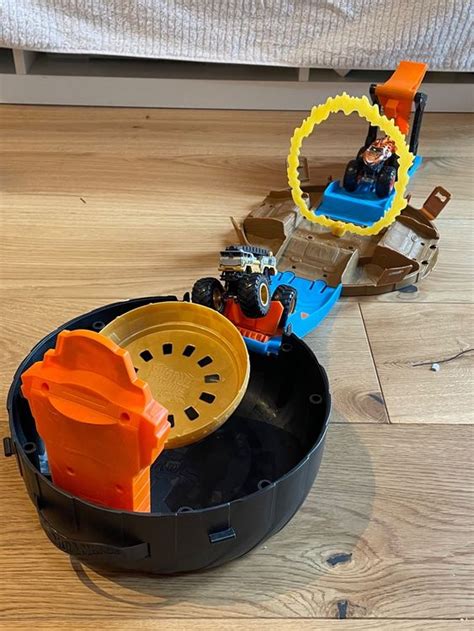 Hot Wheels Monster Trucks Bahn Stunt Reifen Im Set Mit Zwei Kaufen Auf Ricardo
