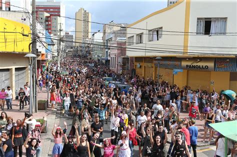 Fotos Zumbis Invadem Carnaval Em Curitiba Uol Not Cias