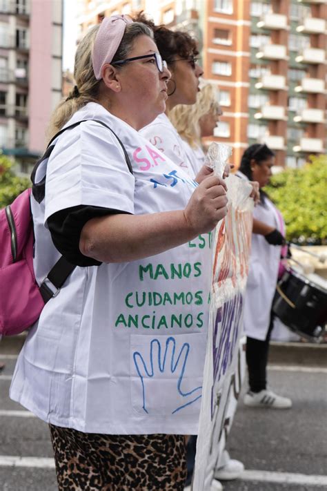 En imágenes Las trabajadoras de ayuda a domicilio se manifiestan en