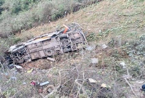 Ca Da De Bus A Precipicio Deja Al Menos Muertos Y M S De Heridos