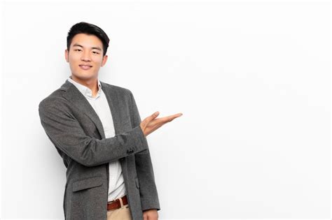 Retrato De Un Hombre Sobre Un Fondo Blanco Foto Premium