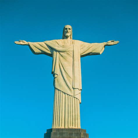 Cristo Redentor recebe iluminação roxa para conscientizar sobre a