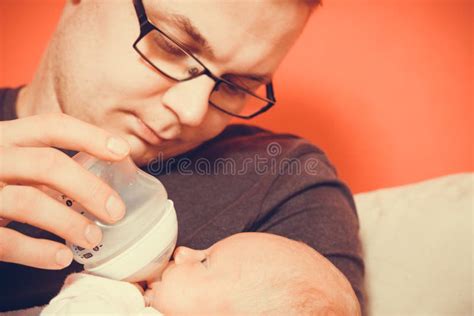 Padre Que Alimenta Desde Beb Reci N Nacido De La Botella Foto De