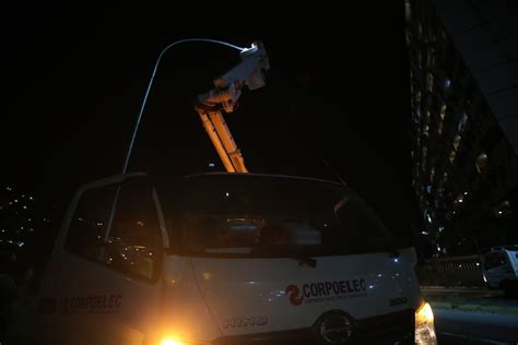 Fuerza Trabajadora De Corpoelec Instala Luminarias Led En Caricuao